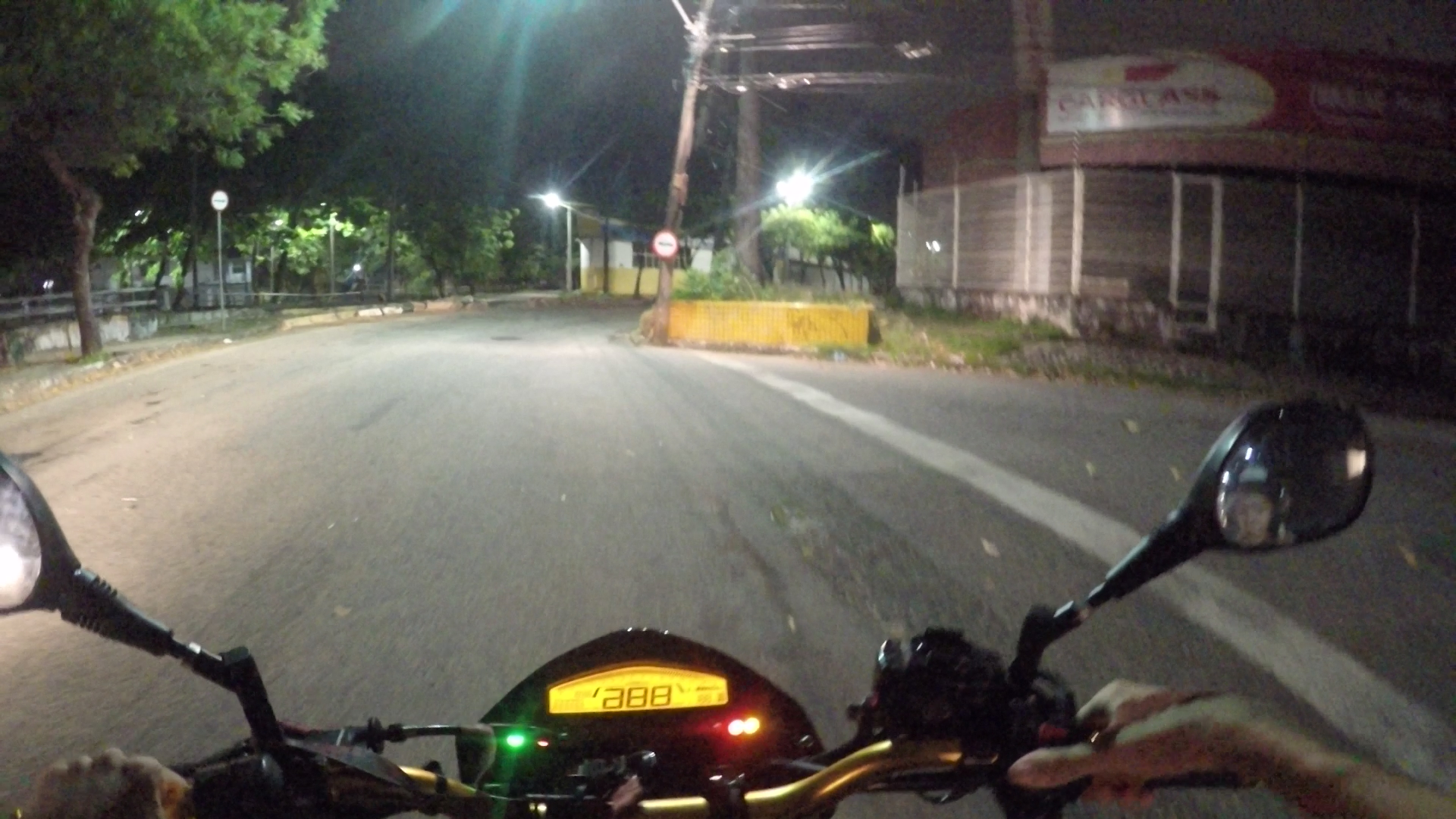 http://videos.introcdc.com/Canal/MotoVlog/Serjona/Saida Madrugada com Rafael/GOPR4749.00_05_29_27.Quadro004.png
